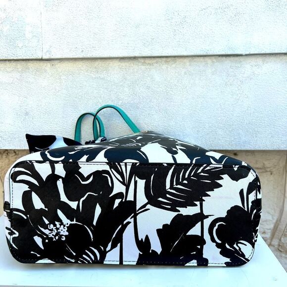 ***Trina Trina Turk Turquoise Scallop Tote Reversible (BG) - Picture 7 of 10